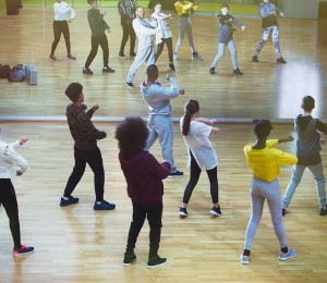 청소년 댄스 페스티벌 무대 뒤 이야기 이미지